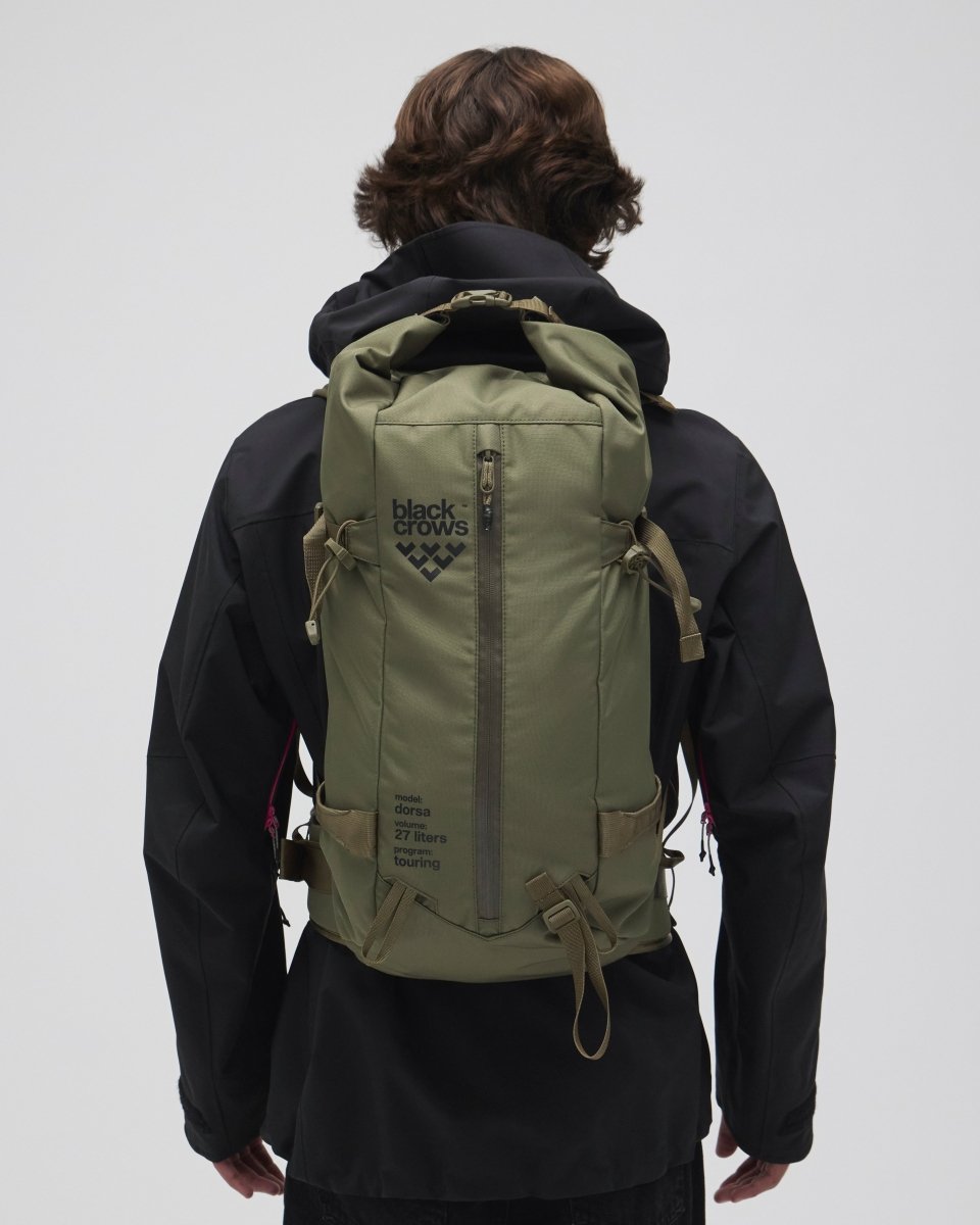 Black Crows Dorsa 27 Backpack olijfgroen, gedragen op de rug