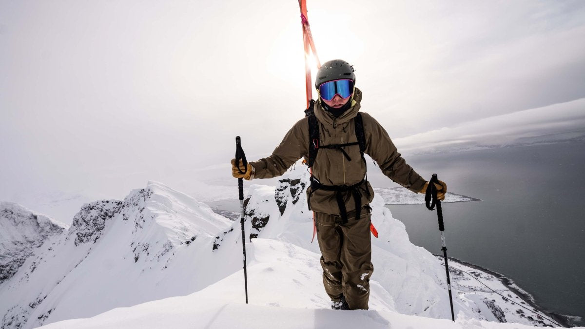 Black Crows Duos Freebird Poles, skiër staat met de stokken in de hand op een besneeuwde bergkam