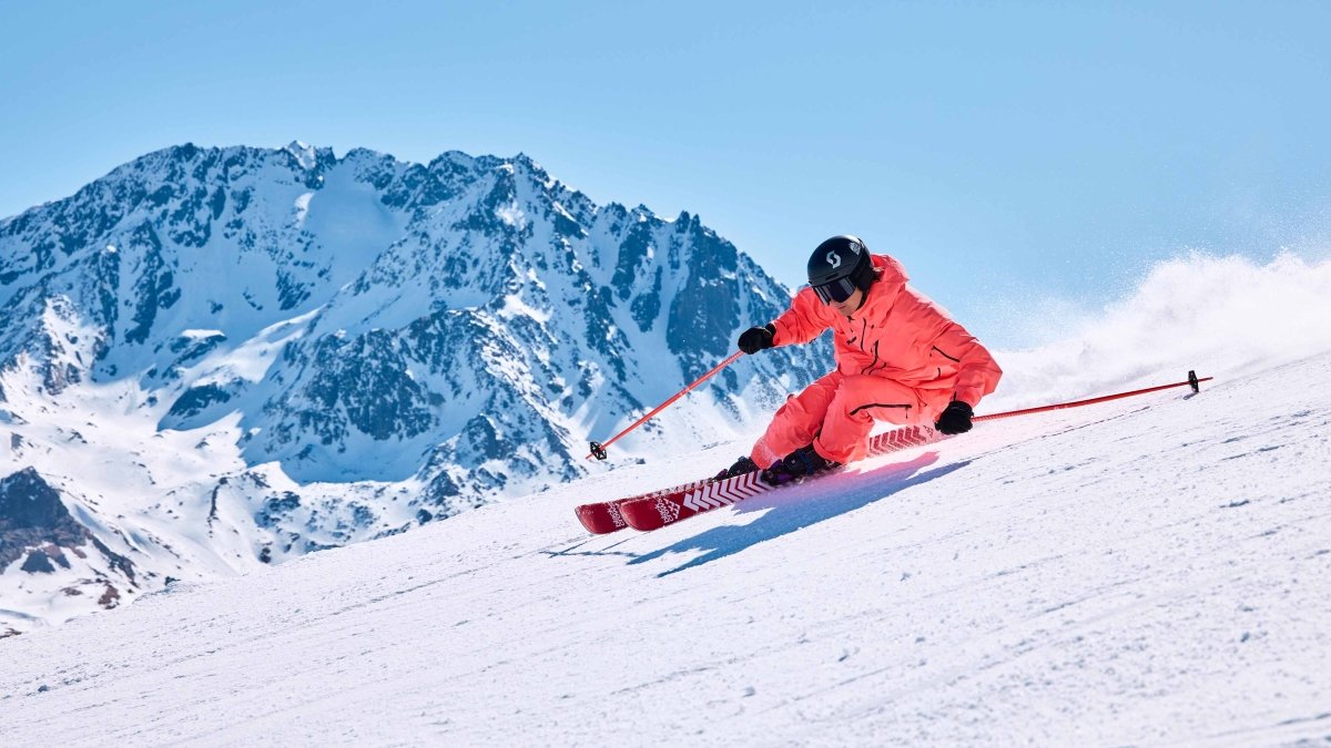 Black Crows Meta Poles rood, skiër carvt een bocht met de rode stokken in de bergen