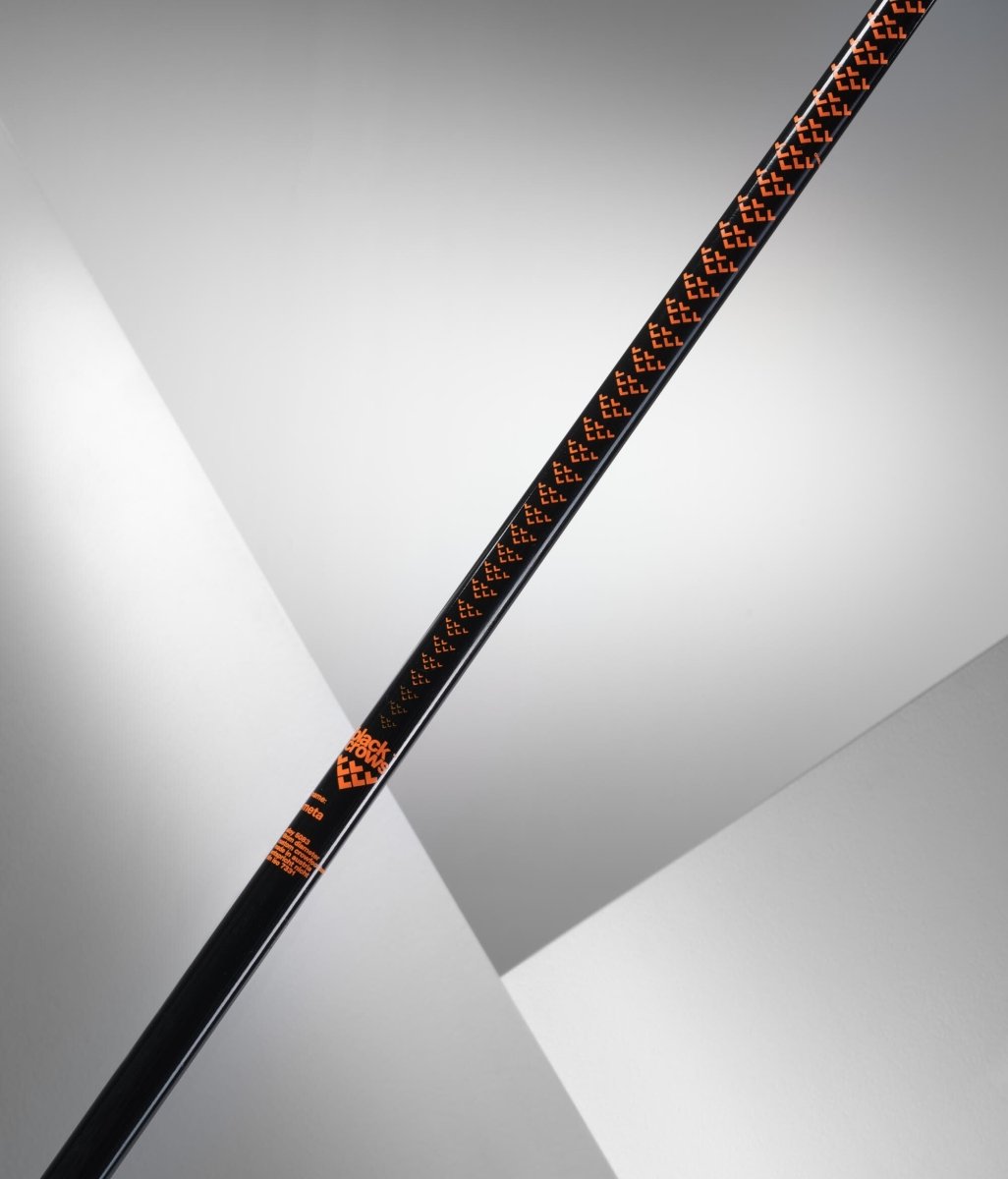 Black Crows Meta Poles zwart/oranje, detailfoto van de schacht met logo