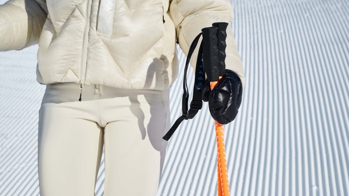 Black Crows Meta Poles oranje, skiër houdt de stok vast op een geprepareerde piste