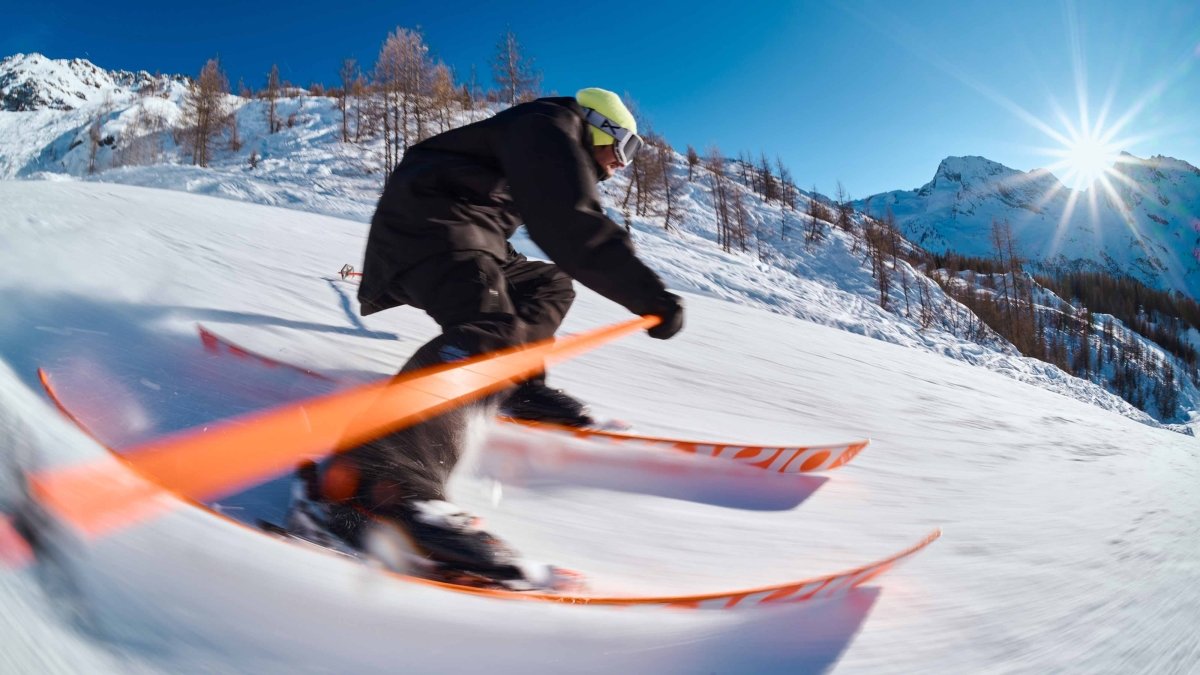 Black Crows Meta Poles oranje, skiër in actie op de piste met de stokken in de hand