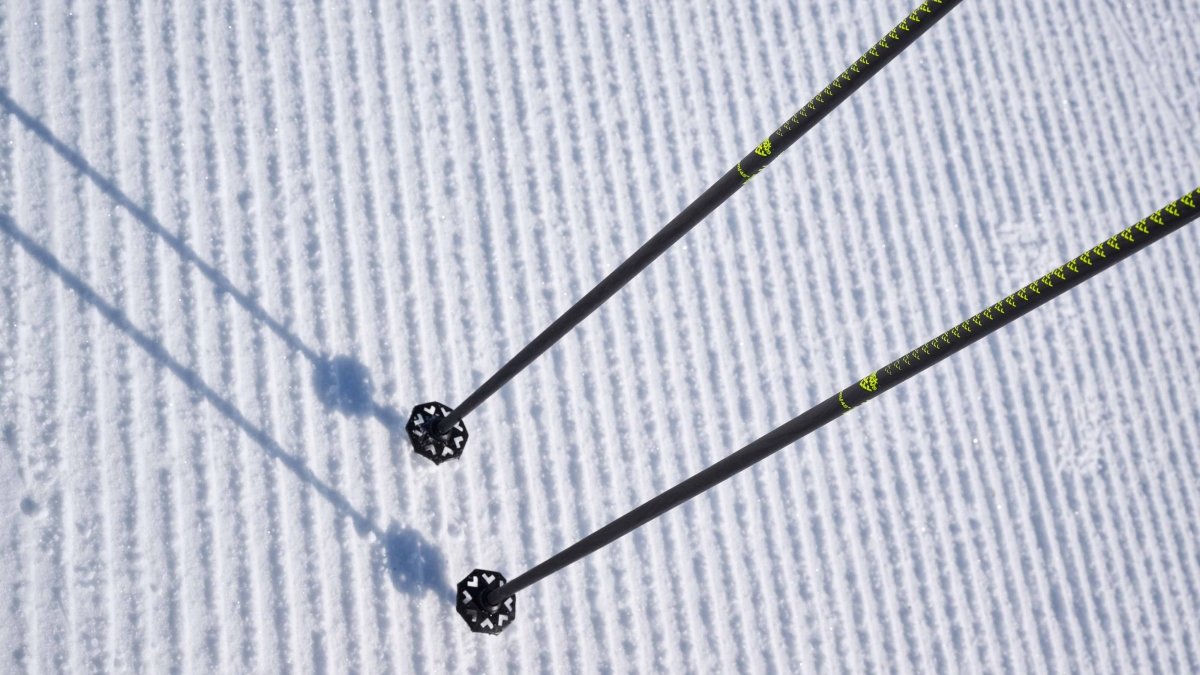 Black Crows Stans Poles zwart/geel, de twee stokken in de sneeuw op een geprepareerde piste