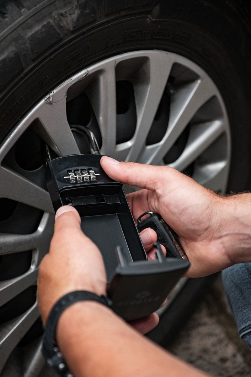 Devoted Key Box Black - aan de auto
