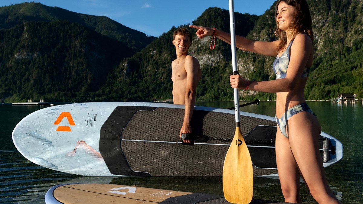 Duotone Flow SUP met twee peddelaars op alpenmeer