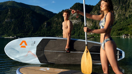 Duotone Flow SUP met twee peddelaars op alpenmeer