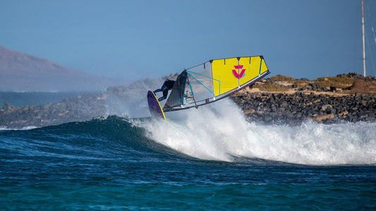 Duotone Super_Hero SLS 2026 wave riding aan de kust