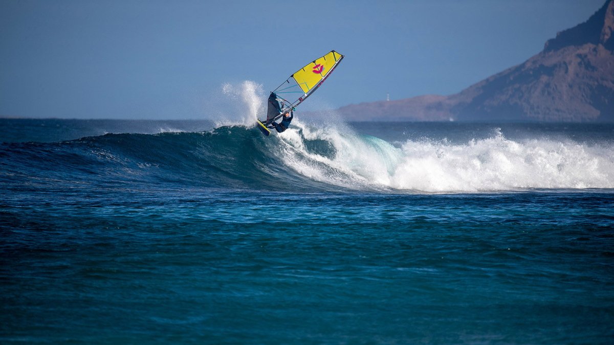 Duotone Super_Hero SLS 2026 wave riding op het strand