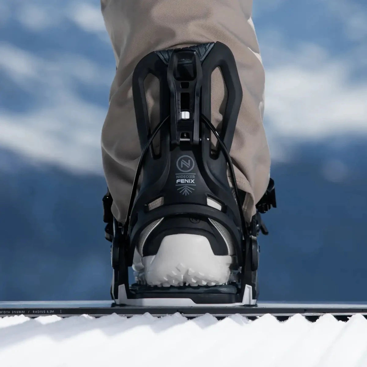 Flow Fenix Black, binding met boot op een snowboard in de sneeuw