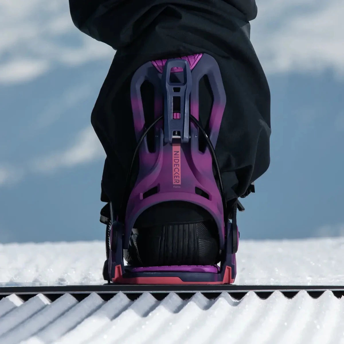 Flow Fenix Nightshade, binding met boot op een snowboard in de sneeuw