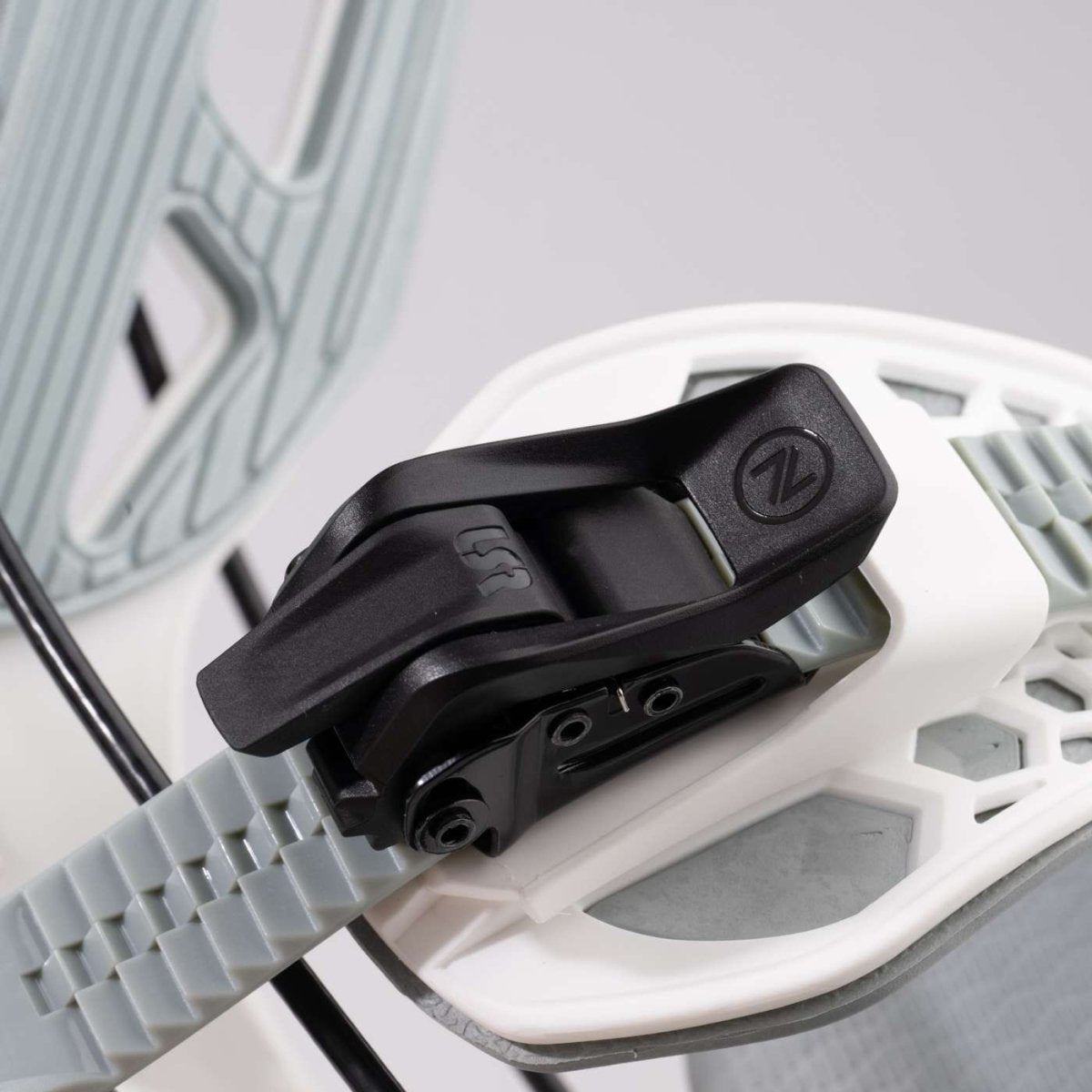 Flow Fuse White, detail van de enkelstrap en sluiting