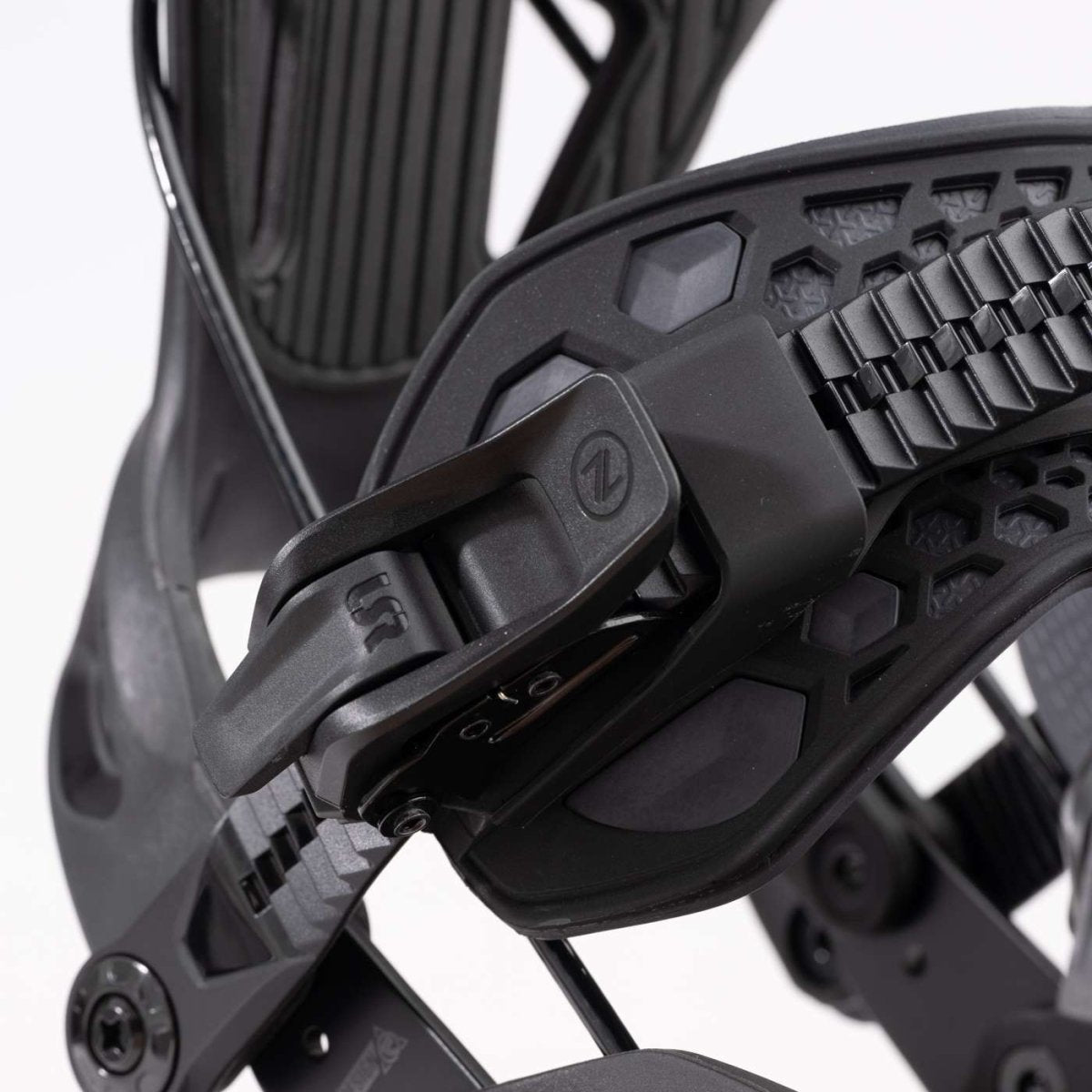 Flow Fuse Black, detail van de enkelstrap en sluiting