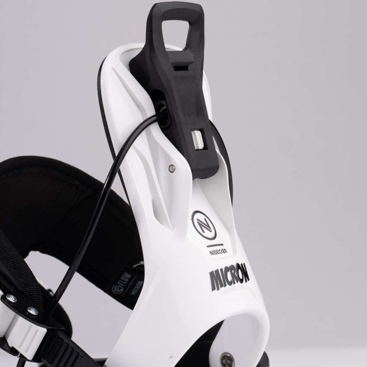Flow Micron Stormtrooper, detail van de highback en enkelstrap