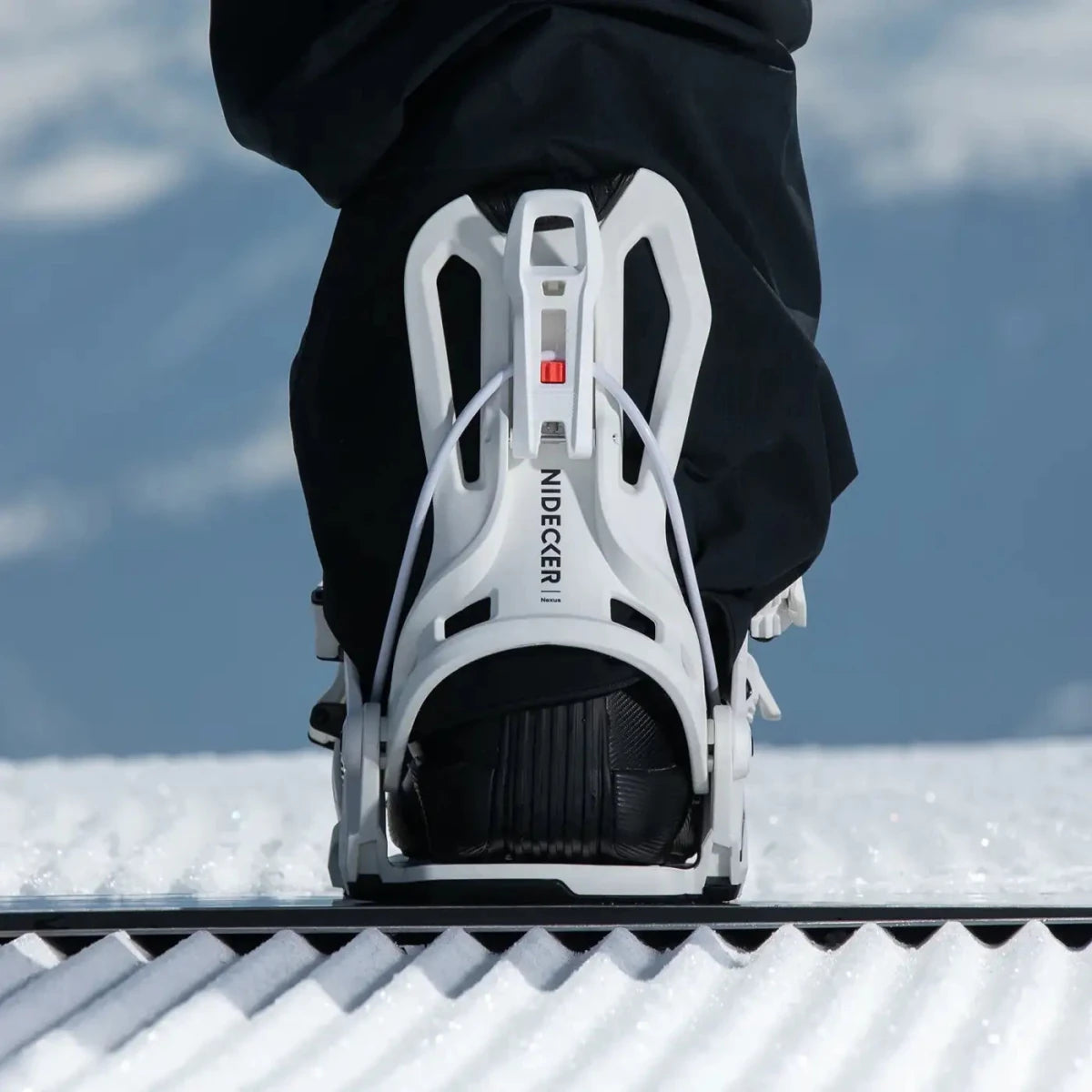 Flow Nexus White, binding met boot op een snowboard in de sneeuw