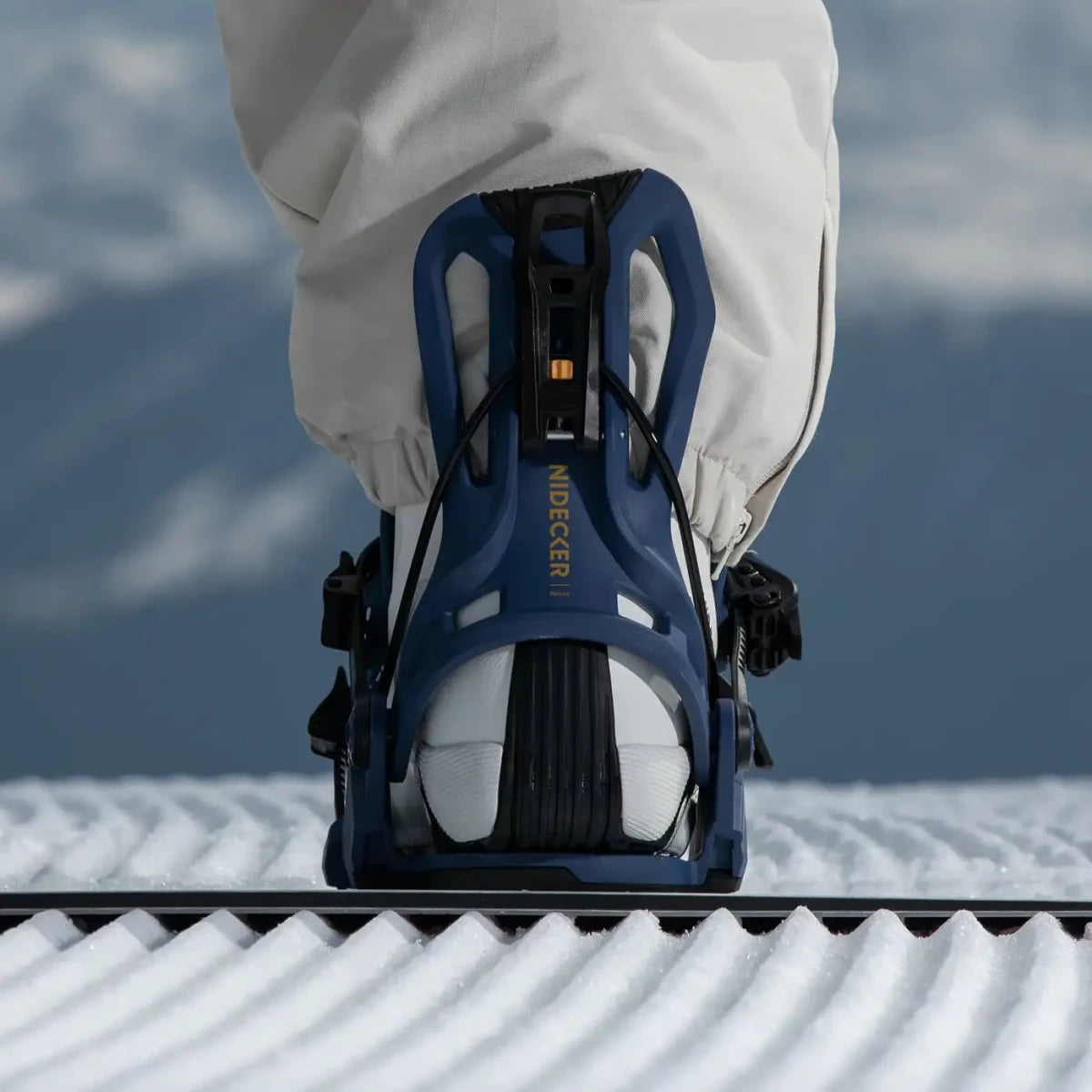 Flow Nexus Midnight, binding met boot op een snowboard in de sneeuw