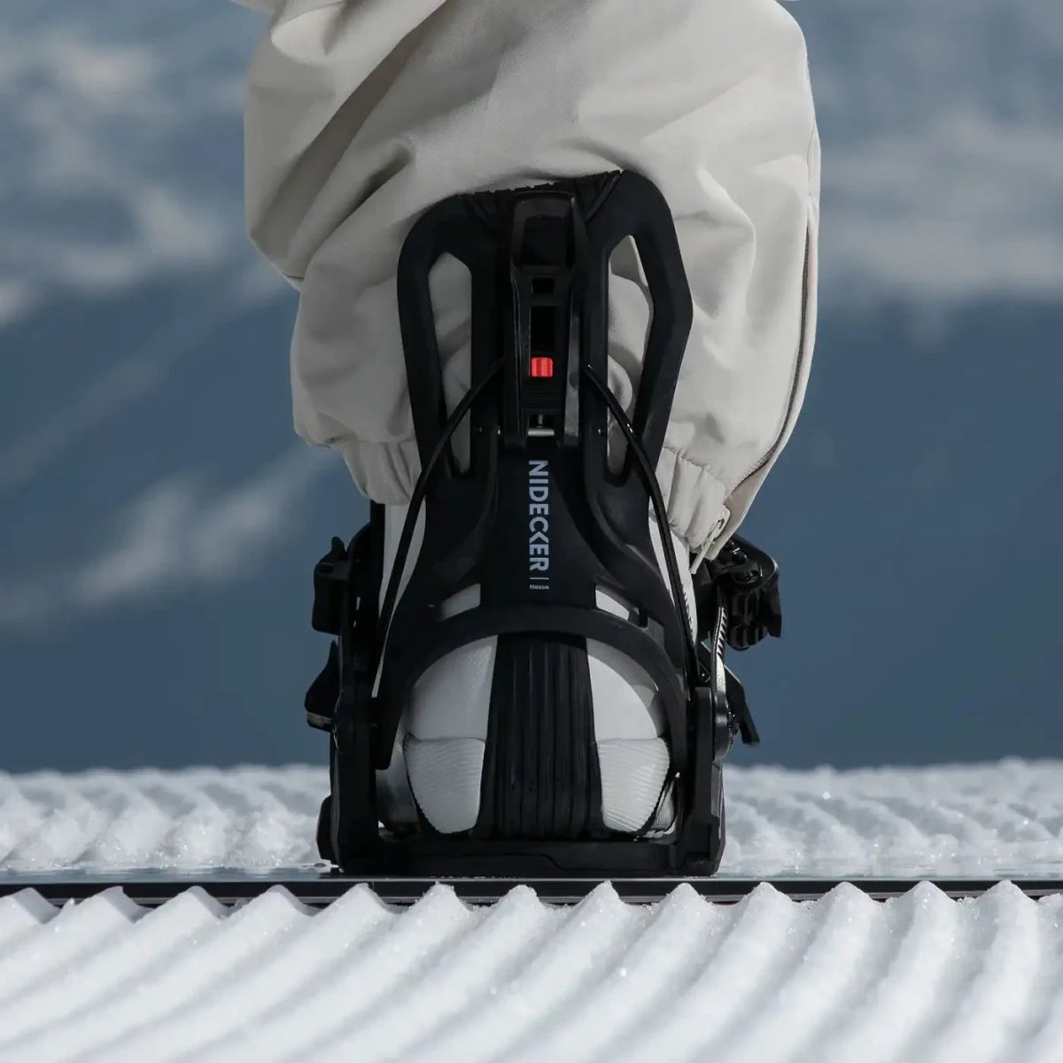 Flow Nexus Black, binding met boot op een snowboard in de sneeuw