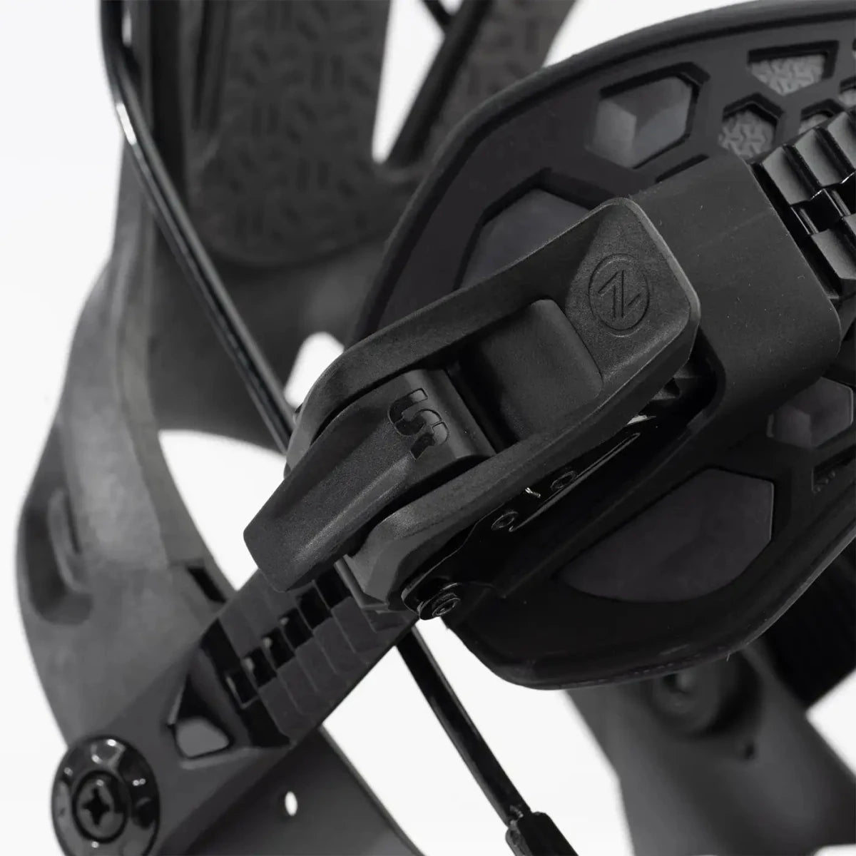 Flow NX2 Carbon Black, detail van de enkelstrap en sluiting