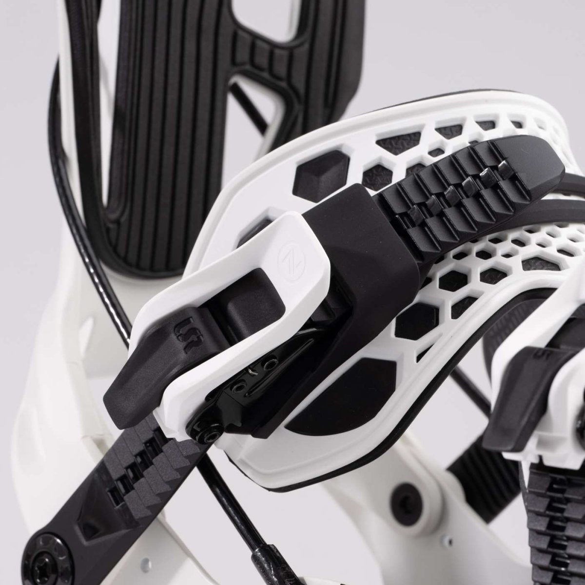 Flow NX2 White, detail van de enkelstrap en sluiting