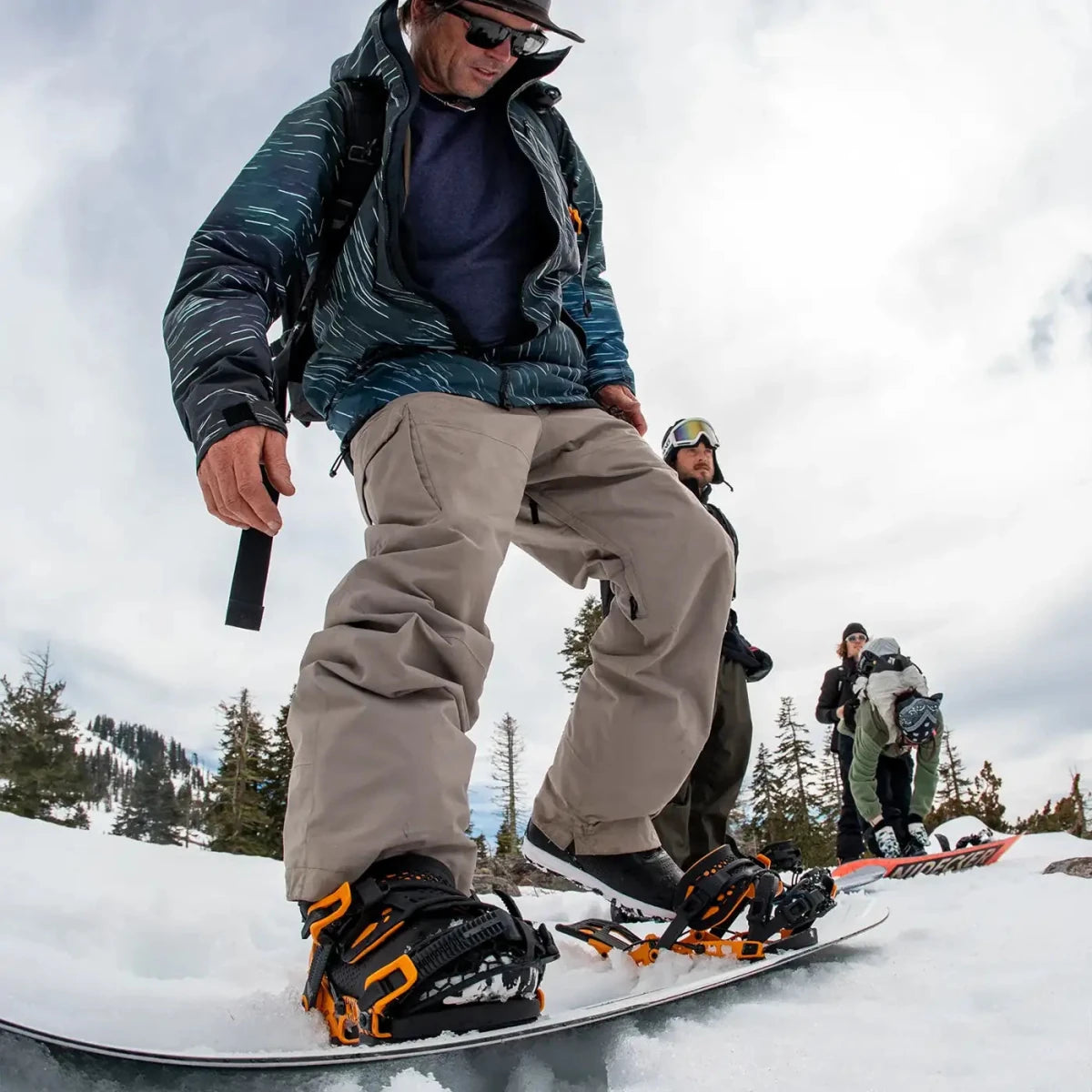 Flow NX2 Mango, rider op een snowboard in de sneeuw