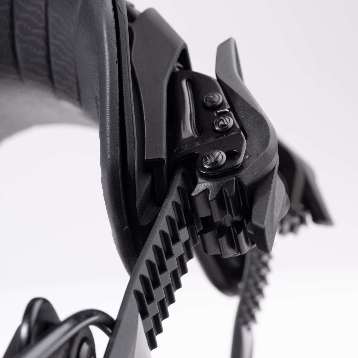 Flow NX2 Black, detail van de enkelstrap en sluiting