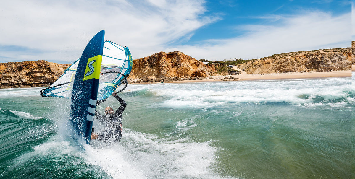 Windsurfer met de Simmer Style Flywave G6 in de branding