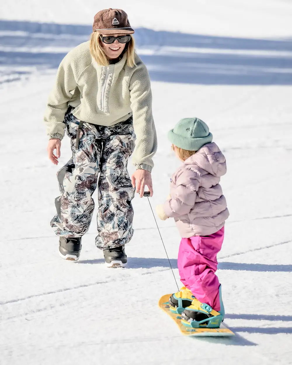 Jones Kids' Happy Mountain Package: ouder trekt kind aan de intrekbare leash