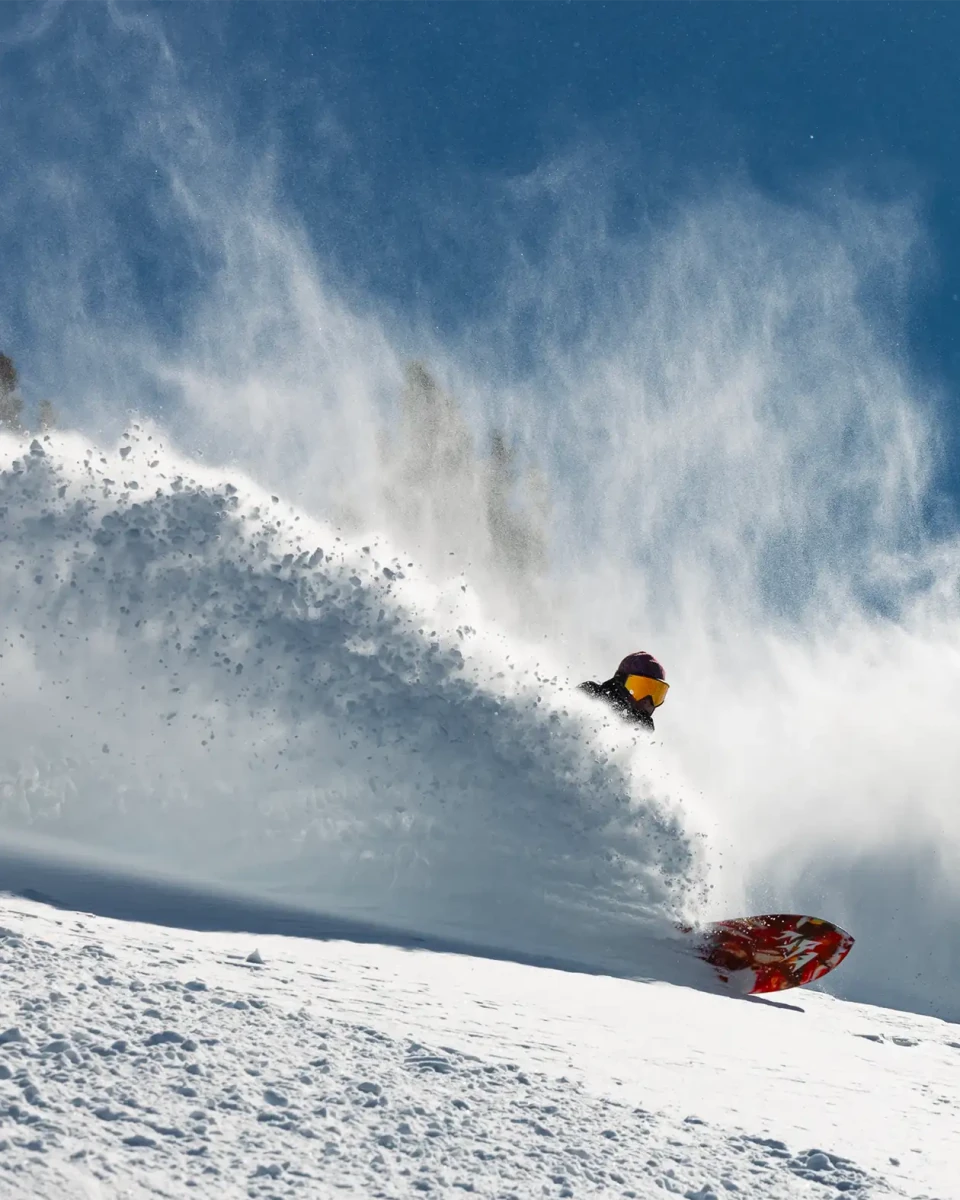 Jones Mercury FASE Stealth Black, rider maakt een turn in poeder