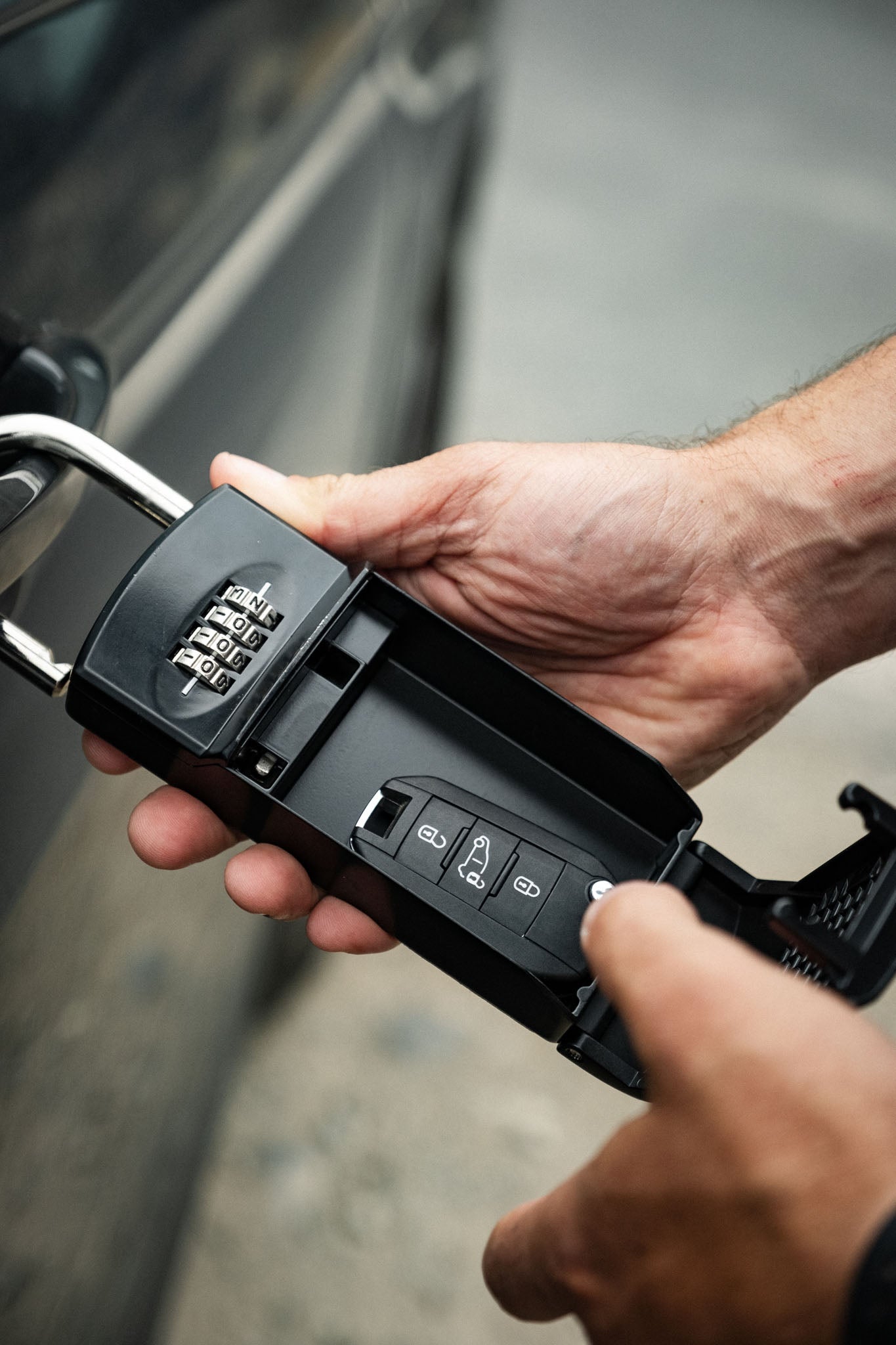 Devoted Key Box Black - formaat in de hand