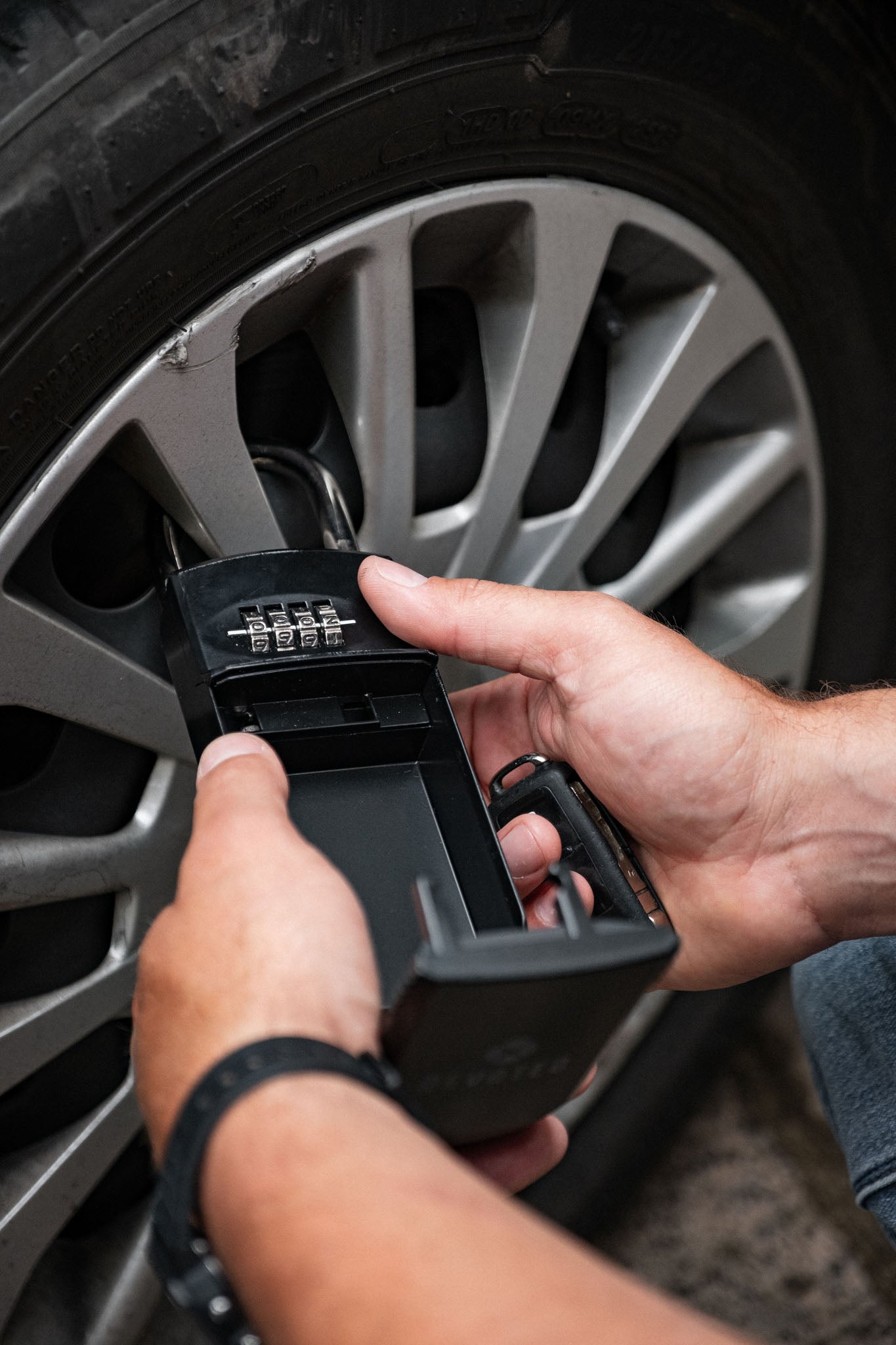 Devoted Key Box Black - aan de auto