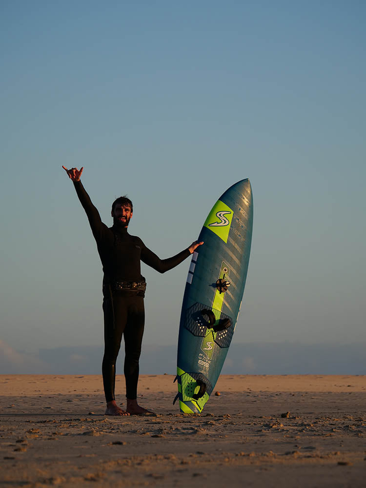 Marc Paré met de Simmer Style Flywave G6 op het strand