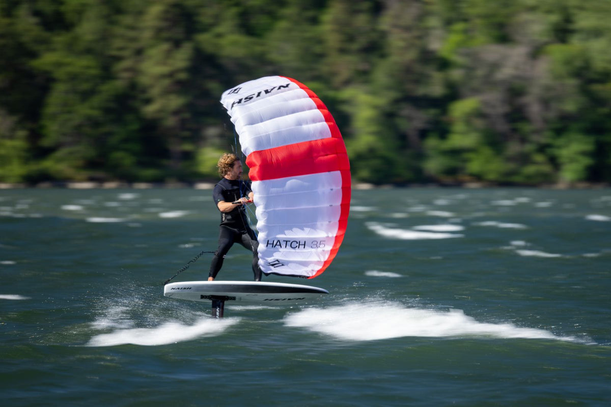 Rider op de foil met de Naish Hatch V2 parawing