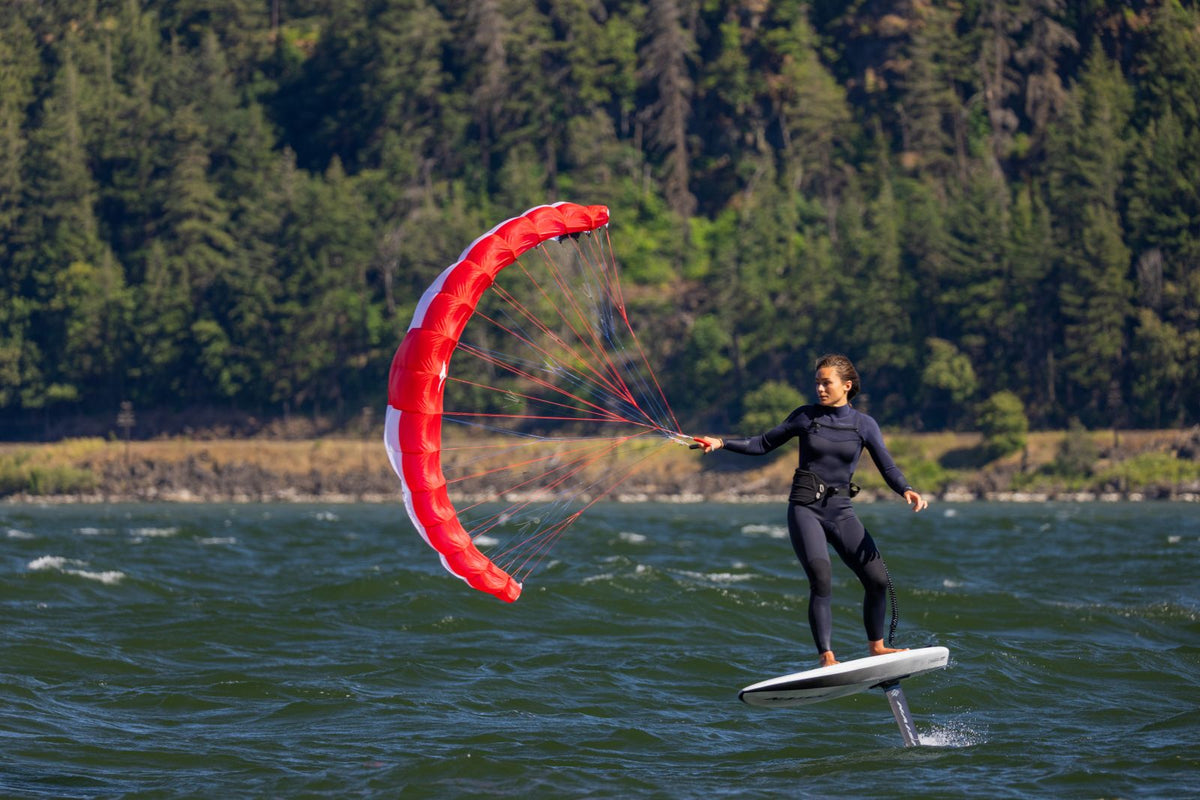 Rider foilt met de Naish Hatch V2 parawing aan de bar