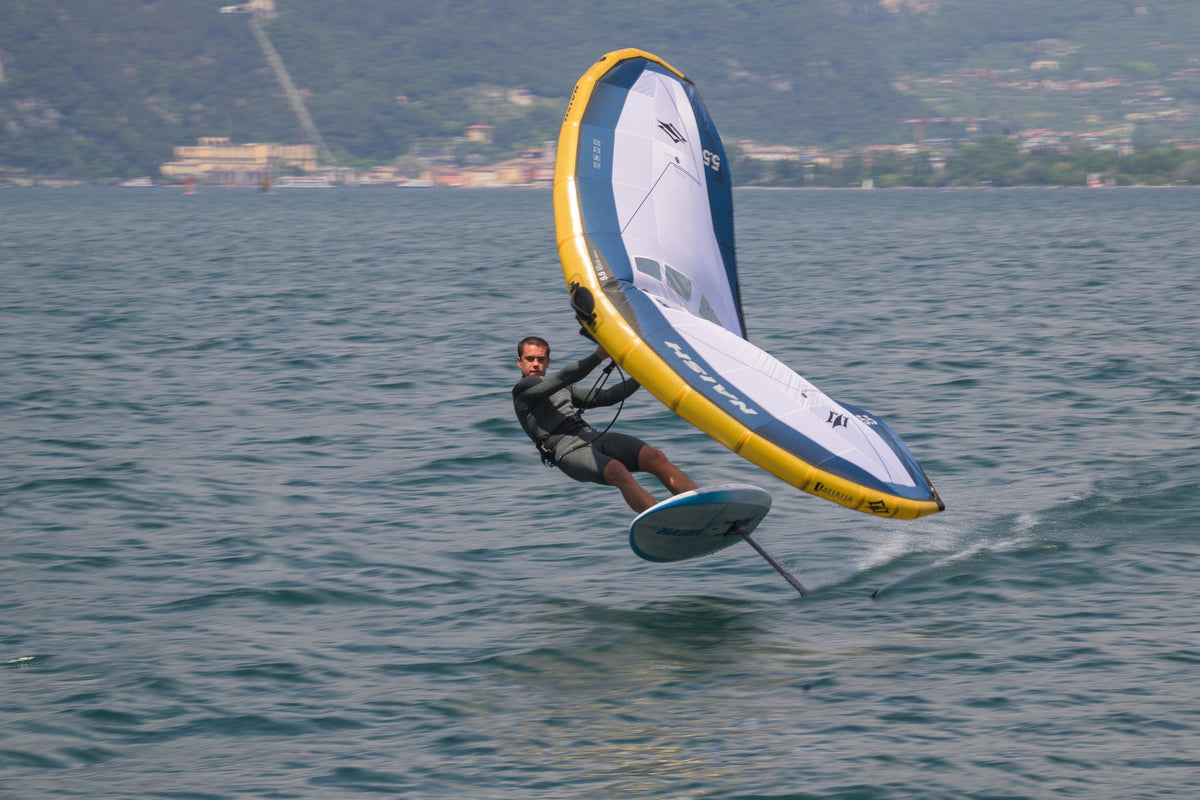Wingfoiler vliegt met de Naish Mach-2 Semi Complete boven het water