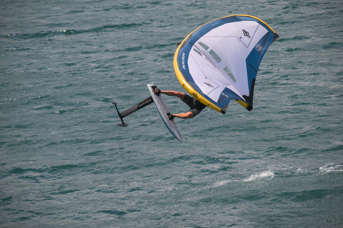 Wingfoil-sprong met de Naish Mach-2 Semi Complete volledig uit het water