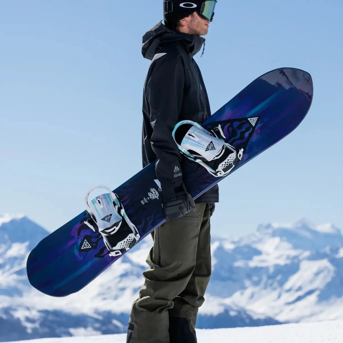 Nidecker Alpha APX paars-roze, rider met board in de bergen