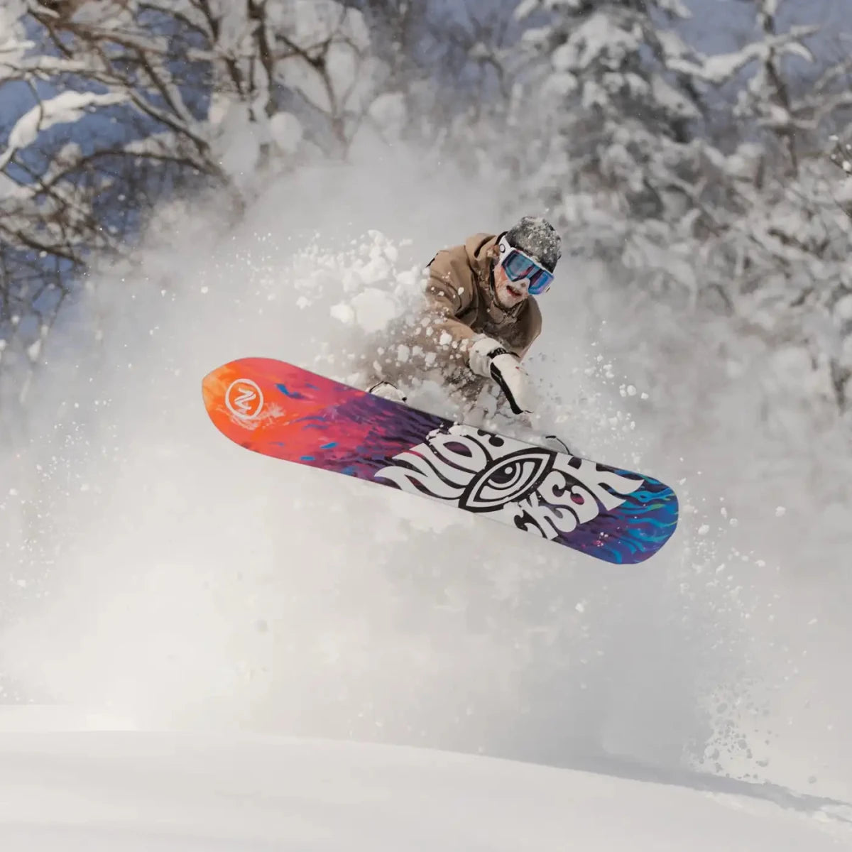 Nidecker Alpha APX paars-roze, rider in poeder tussen de bomen