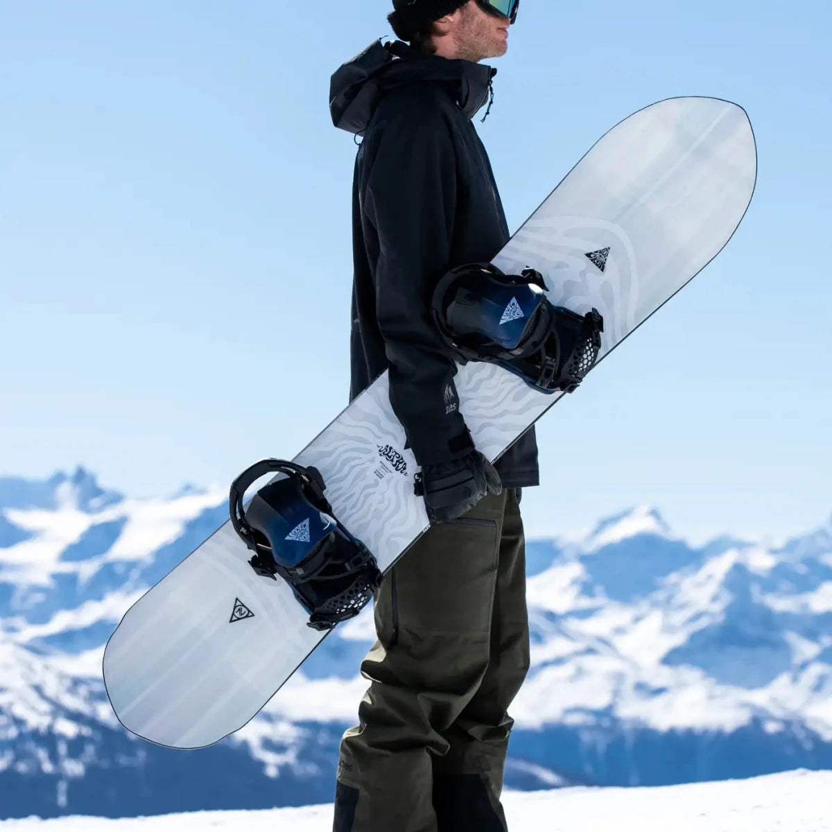 Nidecker Alpha wit-blauw, rider met board in de bergen