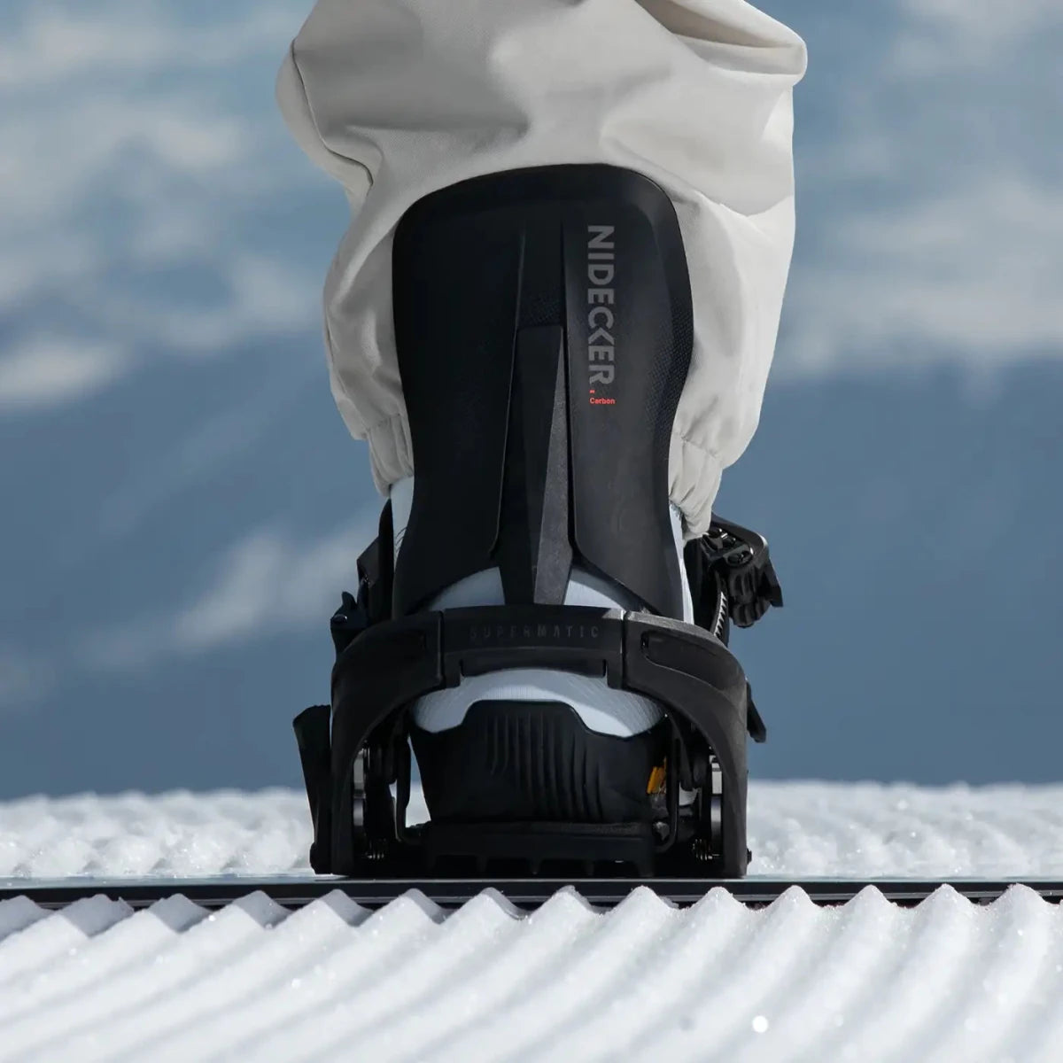Nidecker Carbon Supermatic Black, op de piste, schoen in de binding