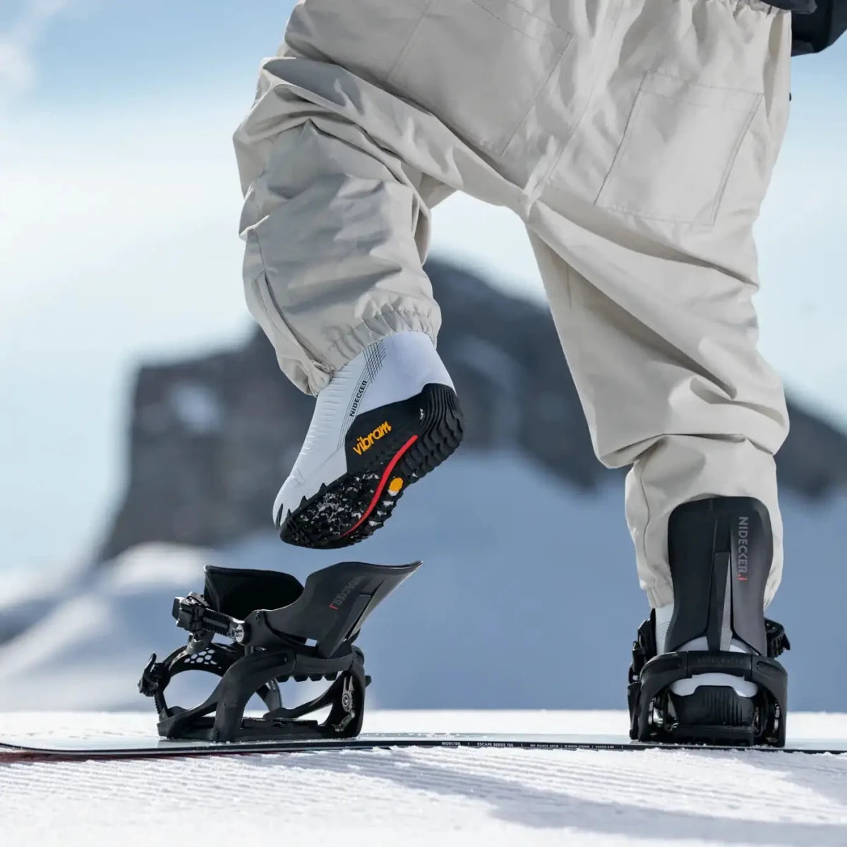 Nidecker Carbon Supermatic Black, rider stapt in op de piste