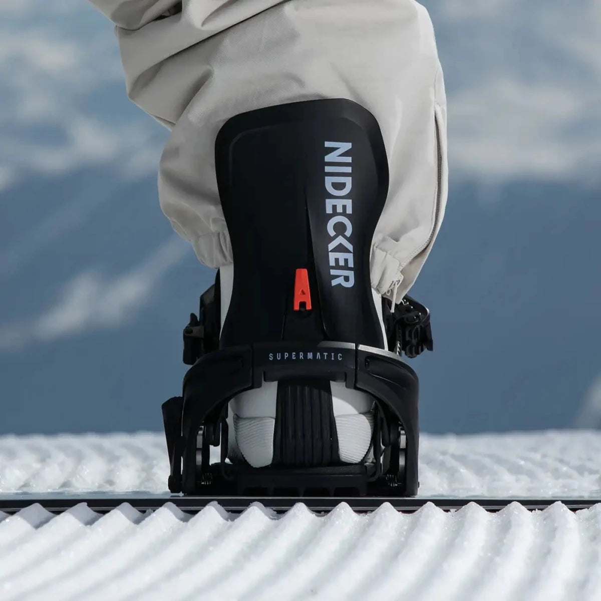 Nidecker LT Supermatic Black, op de piste, schoen in de binding