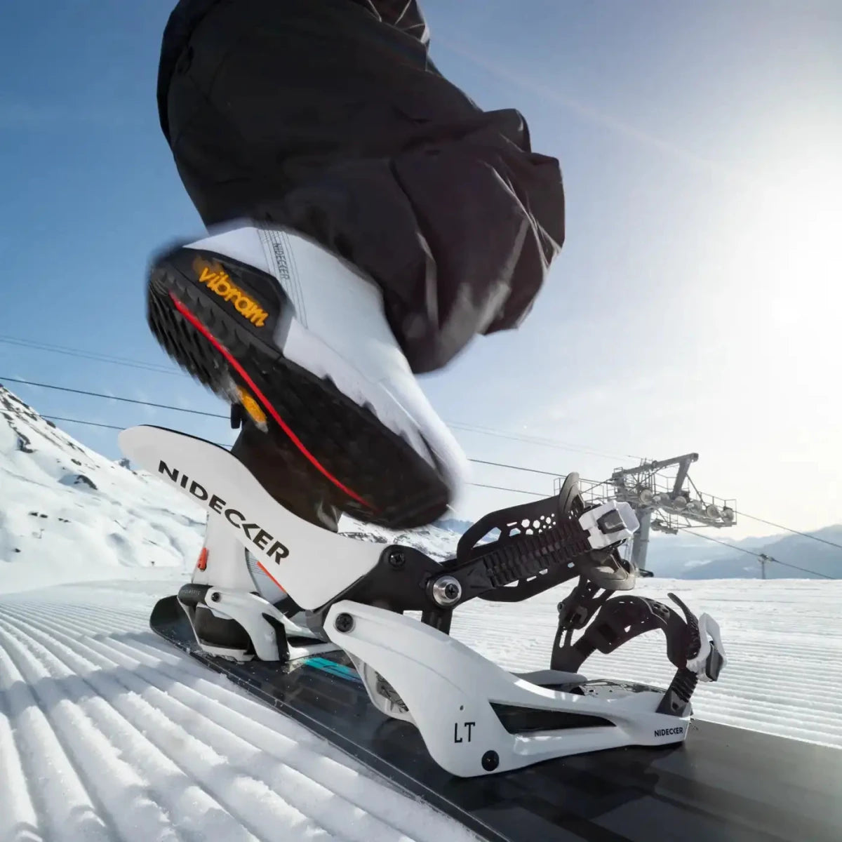 Nidecker LT Supermatic White, rider in actie met snowboard
