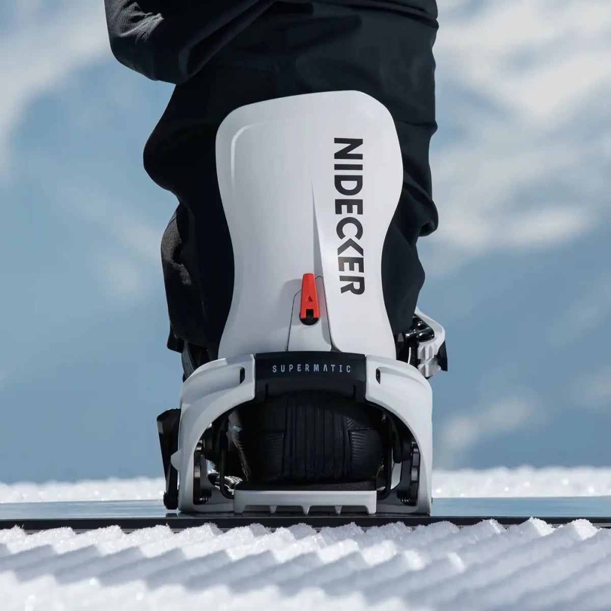 Nidecker LT Supermatic White, op de piste, schoen in de binding