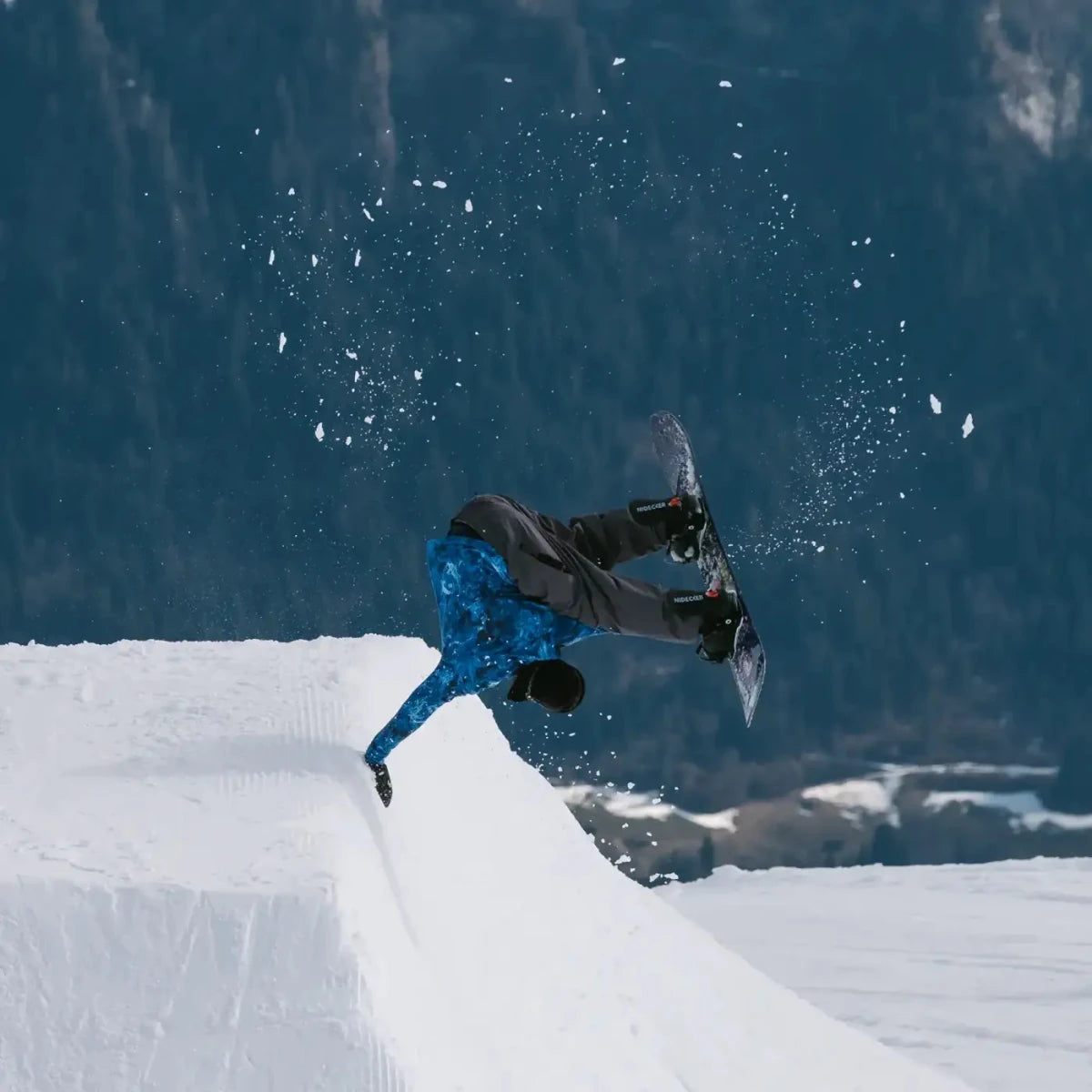 Nidecker Orbit Black, rider met snowboard onder de arm