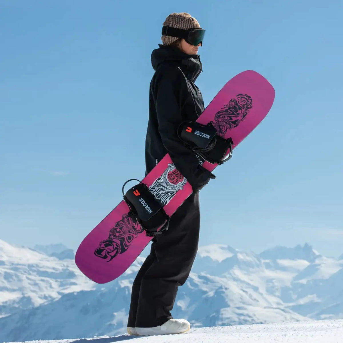Nidecker Sensor dames roze-zwart, rider met board in de bergen
