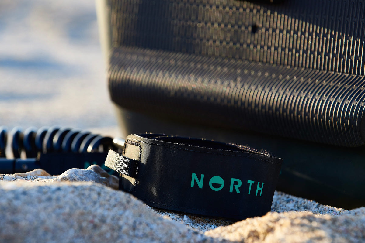 Sfeerbeeld van de North Calf Leash Coiled Wing/Surf/SUP Leash