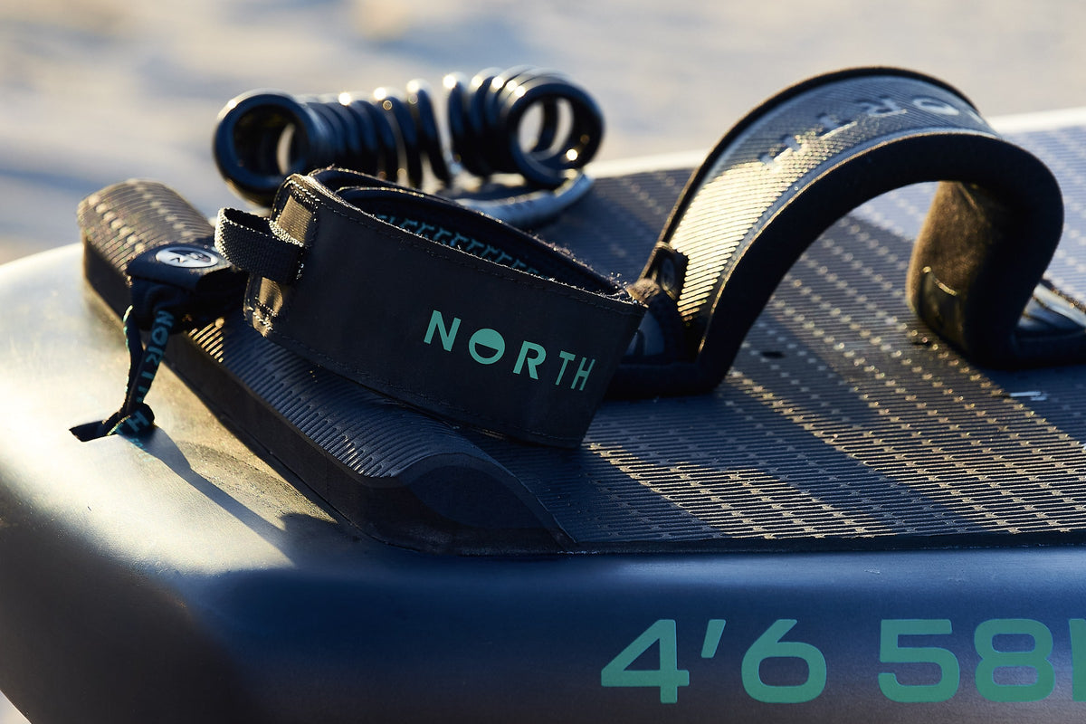 Sfeerbeeld van de North Calf Leash Coiled Wing/Surf/SUP Leash
