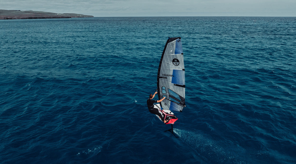North Free Foil op de foil op open zee, van bovenaf gezien