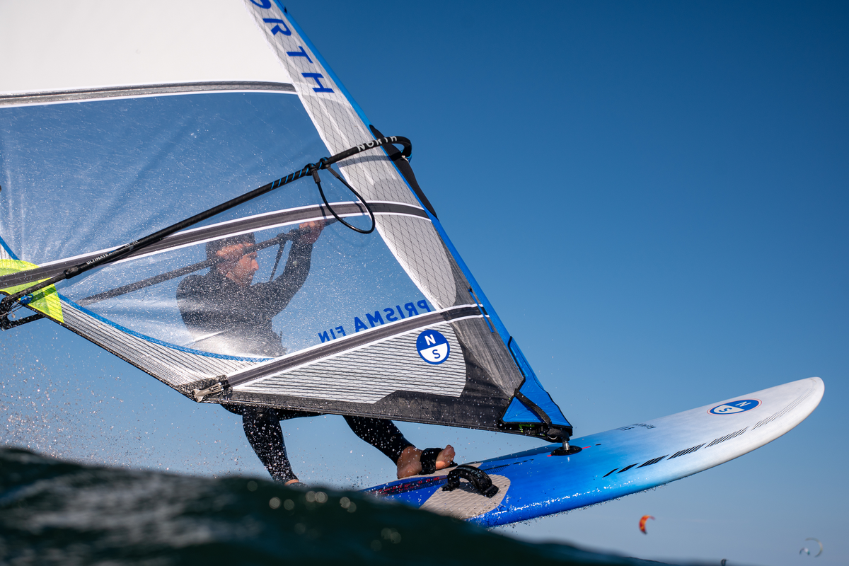 North Prisma Fin racezeil van dichtbij in actie op een slalomboard