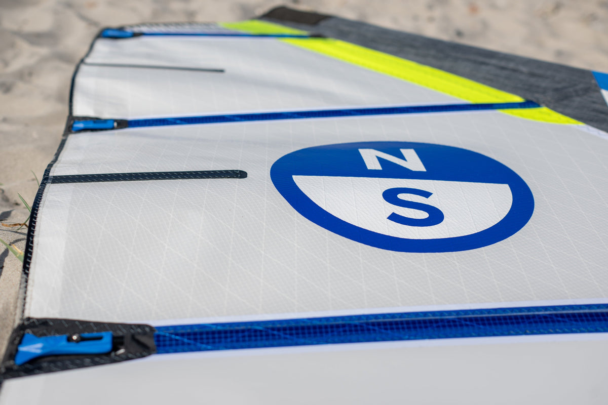Close-up van het lichte achterlijk van de North Prisma Fin met mini-latten en Rock-it-lattenspanners