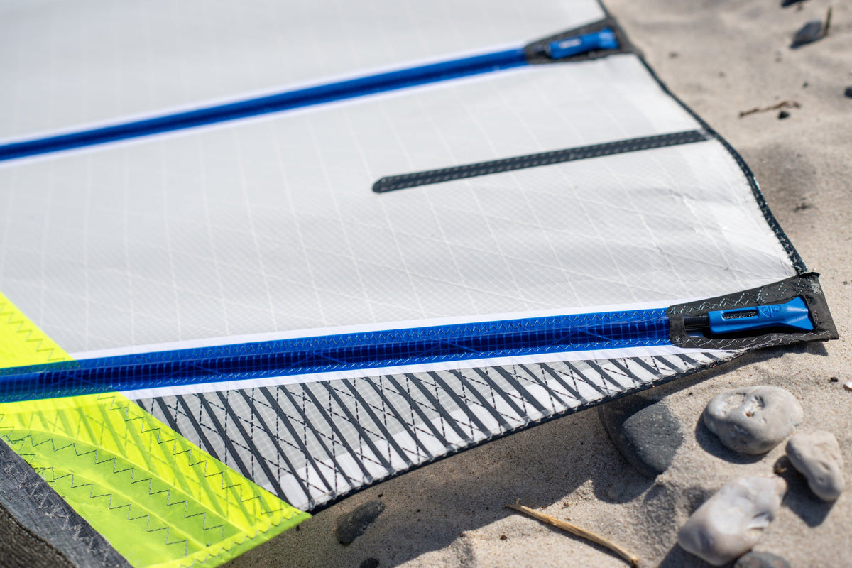 Close-up van het onderste deel van het achterlijk met carbon tape op de North Prisma Foil